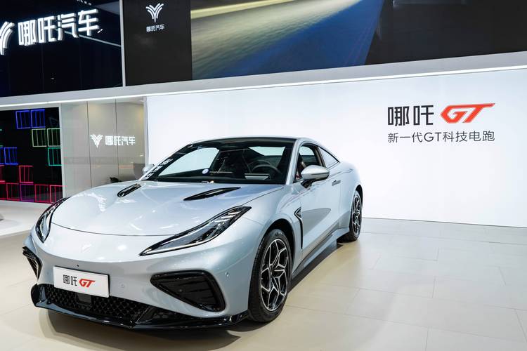 深圳306哪吒汽车在智能汽车领域的表现，领途汽车在新能源汽车市场中的影响力